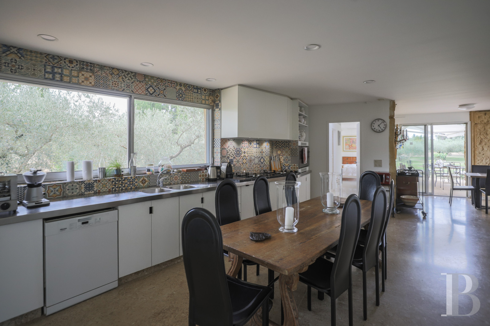 A villa designed and built by a Modernist architect in the heart of an arboreal estate close to Nîmes - photo  n°19